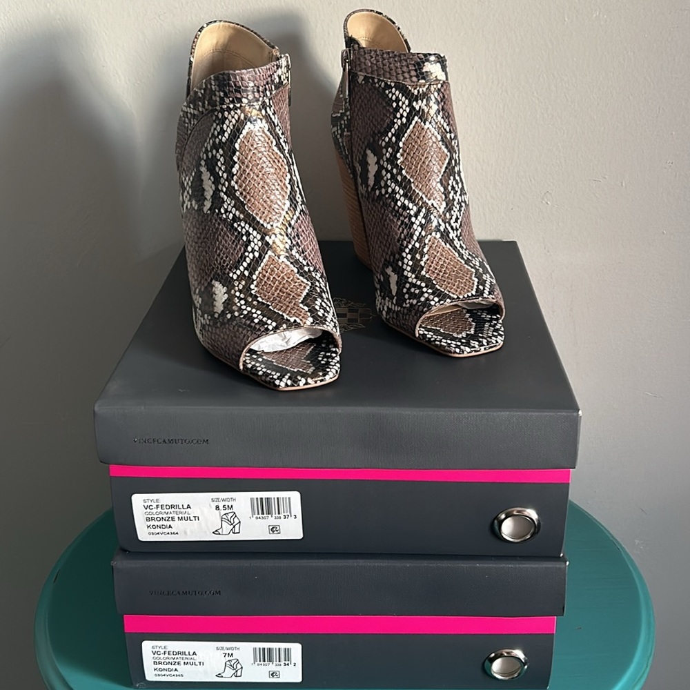 New Vince Camuto Fedrilla Snake Print Embossed Block Heel Peep Toe Bootie - Picture 14 of 15
